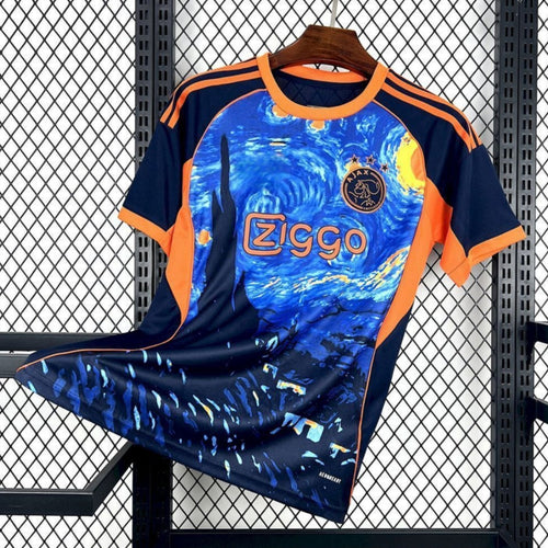 Maillot AJAX 25/26 de la marque Le 12 -ème Maillot, peinture à l'huile colorée, détail du design du maillot de football.