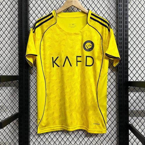 Maillot domicile de football Al-Nassr 25/26, marque Le 12 -ème Maillot, vue frontale avec logo et couleurs officielles.