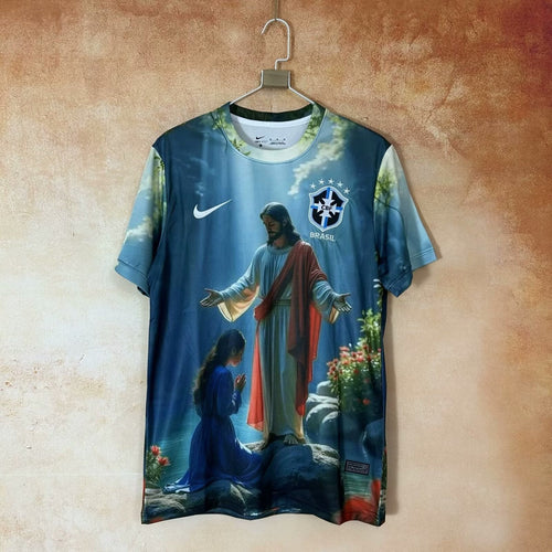 Maillot Brésil 25/26 de Le 12 avec statue de Jésus, maillot de football coloré et officiel, vue frontale.