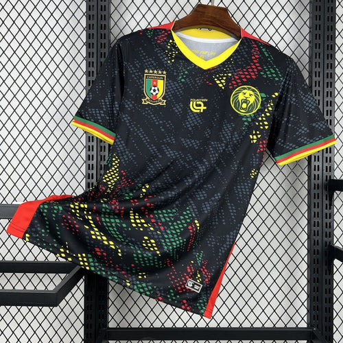 Maillot de football Cameroun 25/26, version spéciale noire, par la marque Le 12 -ème Maillot, visible sur l'image.