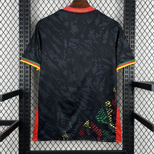 Maillot de football Cameroun 25/26, noir, modèle spécial, marque Le 12 -ème Maillot, vue frontale.