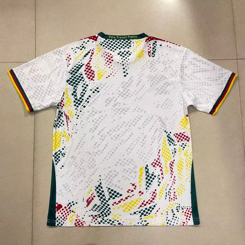 Maillot Cameroun Le 12 -ème, modèle spécial blanc, taille 25/26, vue de face avec logo et détails du maillot de football.