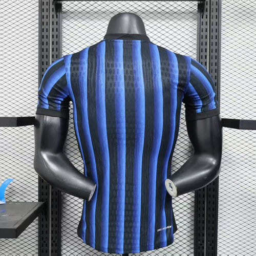 Maillot domicile de l'Inter Milan 2025/26, modèle joueur, de la marque Le 12 -ème Maillot, visible sur le maillot porté.