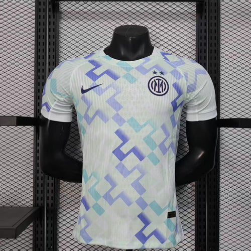 Maillot extérieur de l'Inter Milan 25/26, modèle Player, en tissu bleu avec détails noirs, porté par un joueur.