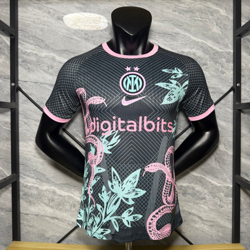 Maillot spécial de joueur noir pour Inter Milan 25/26, marque Le 12 -ème Maillot, vue en gros plan.