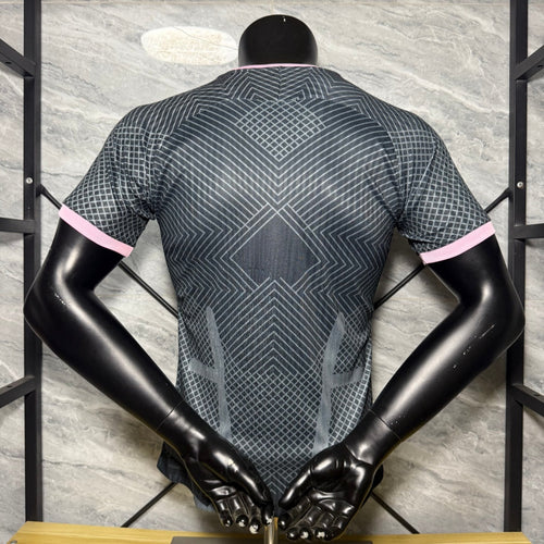 Maillot de football Inter Milan Le 12 -ème Maillot, taille 25/26, noir, conçu pour les fans du club, avec logo et détails du joueur.