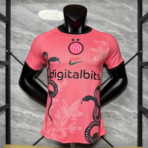 Maillot spécial joueur Inter Milan 25/26 de couleur rose, fabriqué par Le 12 -ème Maillot, vue frontale.