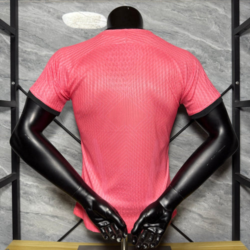 Maillot spécial Inter Milan 25/26 rose Le 12-ème Maillot, maillot de football pour joueur, vue de face avec logo et détails.