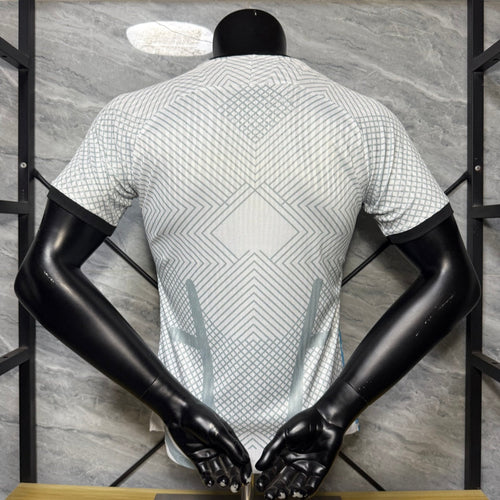Maillot blanc Inter Milan 25/26 avec logo et détails spéciaux, fabriqué par Le 12 -ème Maillot, pour fans de football.