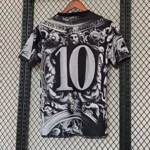 Maillot Juventus spécial 25/26 de la marque Le 12 -ème Maillot, vue de face avec logo et détails du design.