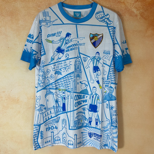 Maillot Malaga 25/26 Le 12 -ème Maillot, maillot de football rouge et blanc avec logo de l'équipe Malaga.