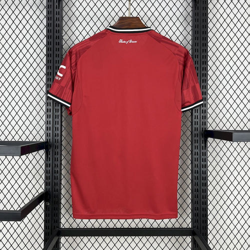 Maillot domicile Manchester United Le 12-ème Maillot, maillot de football rouge avec logo et détails officiels, vue de face.