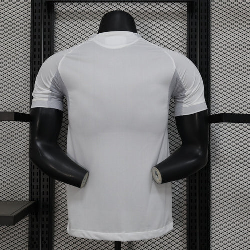 Maillot domicile Real Madrid 25/26 de joueur, marque Le 12 -ème Maillot, détails du maillot officiel de l'équipe.