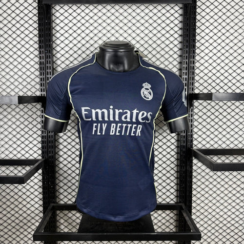 Maillot extérieur Real Madrid 25/26 pour joueur, marque Le 12 -ème Maillot, couleur blanche avec logo du club.