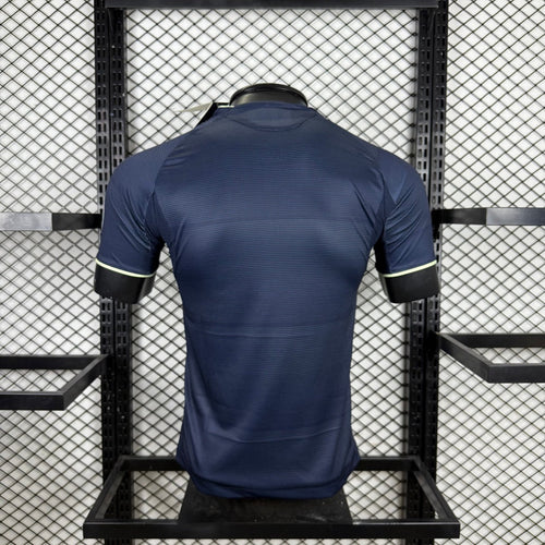 Maillot extérieur Real Madrid 25/26 pour joueur, marque Le 12 -ème Maillot, devant avec logo et détails du maillot.