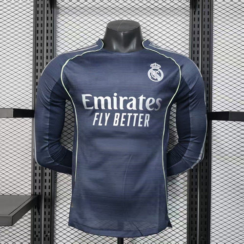 Maillot extérieur à manches longues du Real Madrid 25/26, marque Le 12 -ème Maillot, vue avant, détails du logo et design sportif
