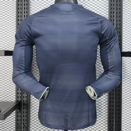 Maillot extérieur du Real Madrid à manches longues, modèle Le 12 -ème Maillot, pour la saison 25/26.