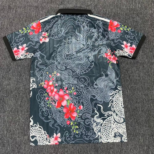 Maillot gris Real Madrid 25/26 Le 12 -ème Maillot, polo spécial, vue de face avec logo et détails du sponsor.