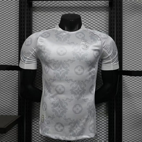 Maillot Real Madrid LV 25/26 pour joueur spécial, marque Le 12-ème Maillot, design sportif avec logo du club.