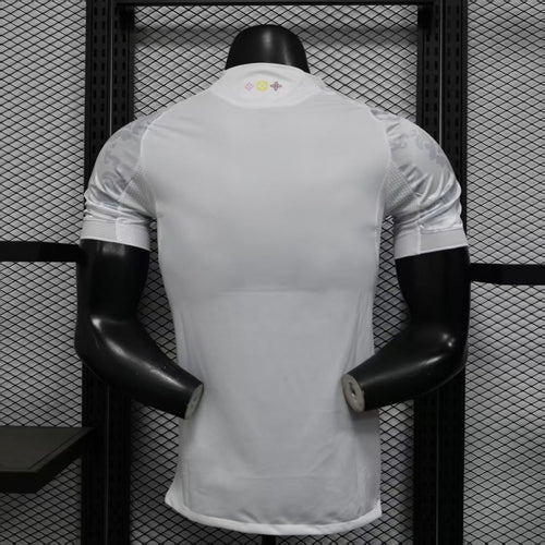 Maillot Real Madrid LV 25/26 de joueur spécial, marque Le 12 -ème Maillot, tissu sportif et logo du club visible.
