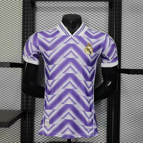 Maillot Real Madrid 25/26 Player Spécial violet, marque Le 12 -ème Maillot, vue de face avec logo et détails du design.