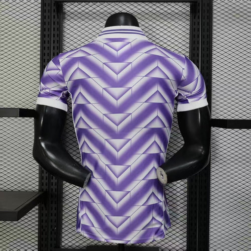Maillot spécial de joueur Real Madrid 25/26 en violet, marque Le 12 -ème Maillot, vue de face.
