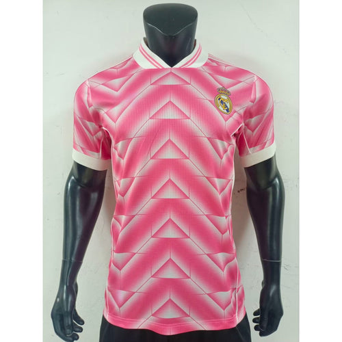 Maillot Real Madrid 2025/26 Le 12 -ème Maillot, version rose pour joueur, vue de face, tissu et détails du maillot.
