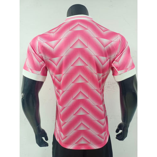 Maillot Real Madrid 25/26 Le 12 -ème Maillot, version rose spécial pour joueur, devant visible sur l'image.