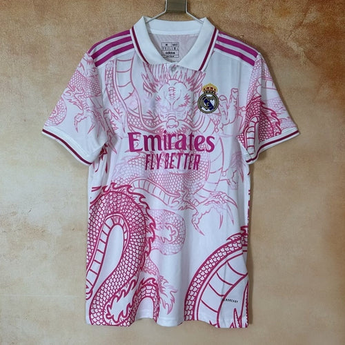 Polo rose Real Madrid 25/26 de la marque Le 12 -ème Maillot, vue de face avec logo du club sur la poitrine.