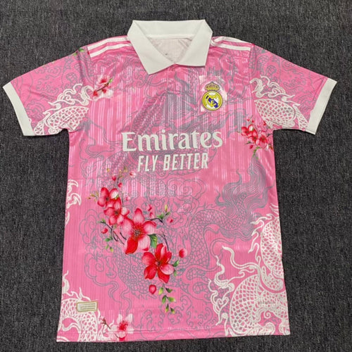 Maillot Polo Real Madrid 25/26 Le 12-ème Maillot, design spécial, en tissu blanc avec logo du club et détails bleus.