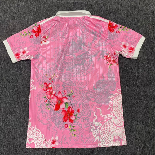 Maillot polo spécial Real Madrid 25/26 de la marque Le 12-ème Maillot, détails du design sur le tissu blanc et logo.