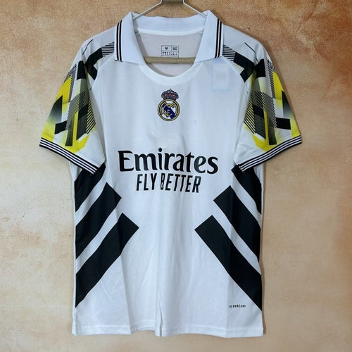Maillot polo blanc Real Madrid Le 12 -ème Maillot, taille 25/26, affichant le logo du club et design classique.