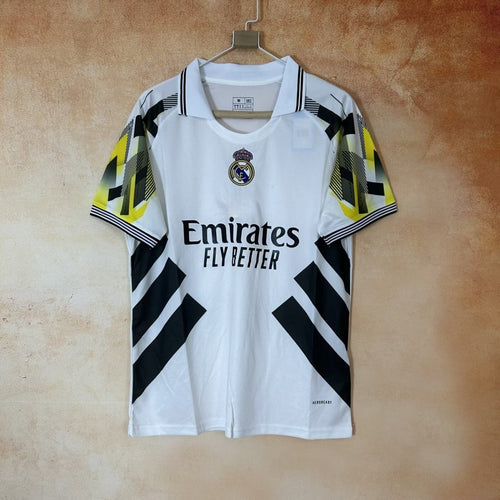 Maillot polo blanc Real Madrid Le 12-ème Maillot pour la saison 25/26, vue de face.