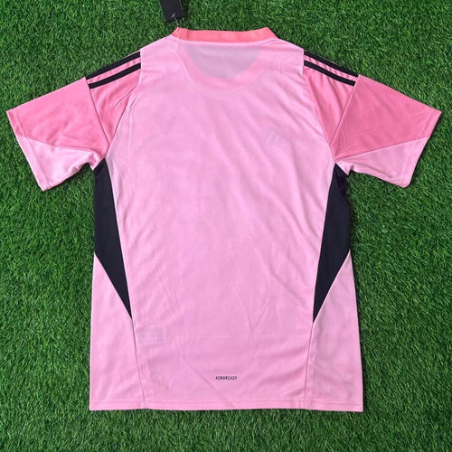 Maillot de gardien Real Madrid rose 25/26, signé Le 12 -ème Maillot, affichant le logo et détails du maillot de football.