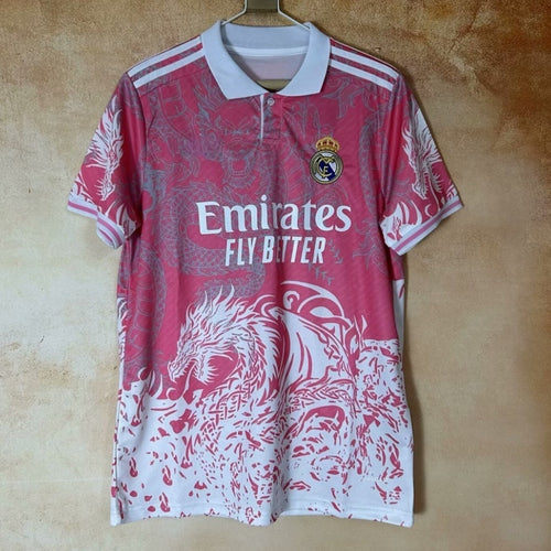 Maillot Real Madrid rose Le 12 -ème Maillot, polo pour enfants en taille 25/26, logo et détails du club visibles.