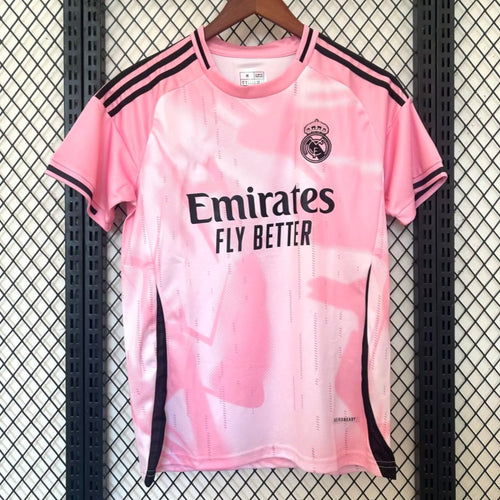 Maillot de football rose Real Madrid 25/26 Le 12 -ème Maillot, pour fans du club, vue de face avec logo et détails du maillot.