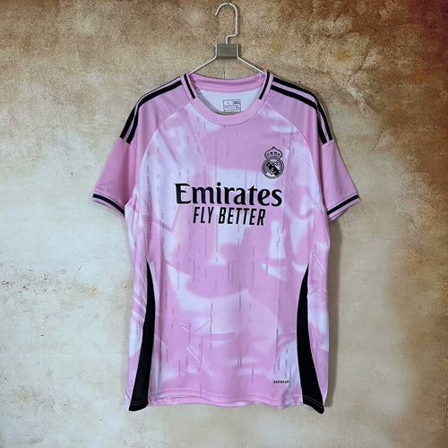 Maillot rose 25/26 de Real Madrid, modèle spécial, par la marque Le 12 -ème Maillot, vue de face.