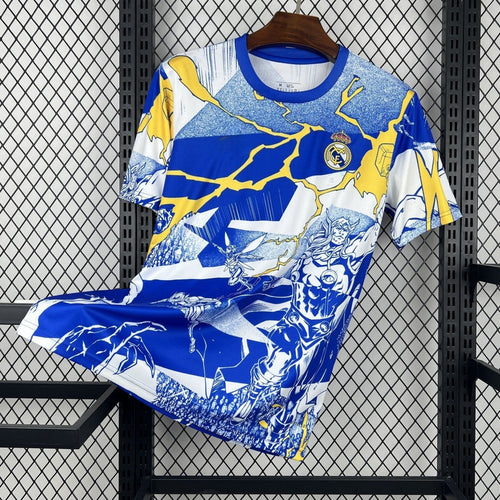 Maillot spécial Real Madrid 25/26 en bleu, marque Le 12-ème Maillot, devant du maillot avec logo et détails en bleu.