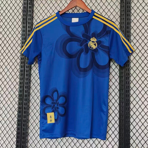 Maillot Real Madrid 25/26 Le 12 -ème Maillot, bleu spécial, vue front avec logo et détails du maillot de football.