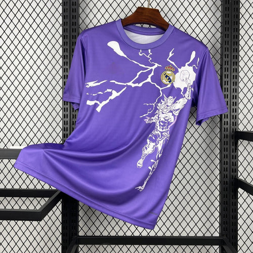 Maillot Real Madrid 25/26 violet de la marque Le 12 -ème Maillot, détail du design spécial pour la saison 2025-2026.