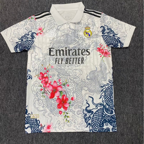 Maillot blanc Real Madrid 25/26 Le 12 -ème Maillot, polo spécial, vue de face sur fond blanc.