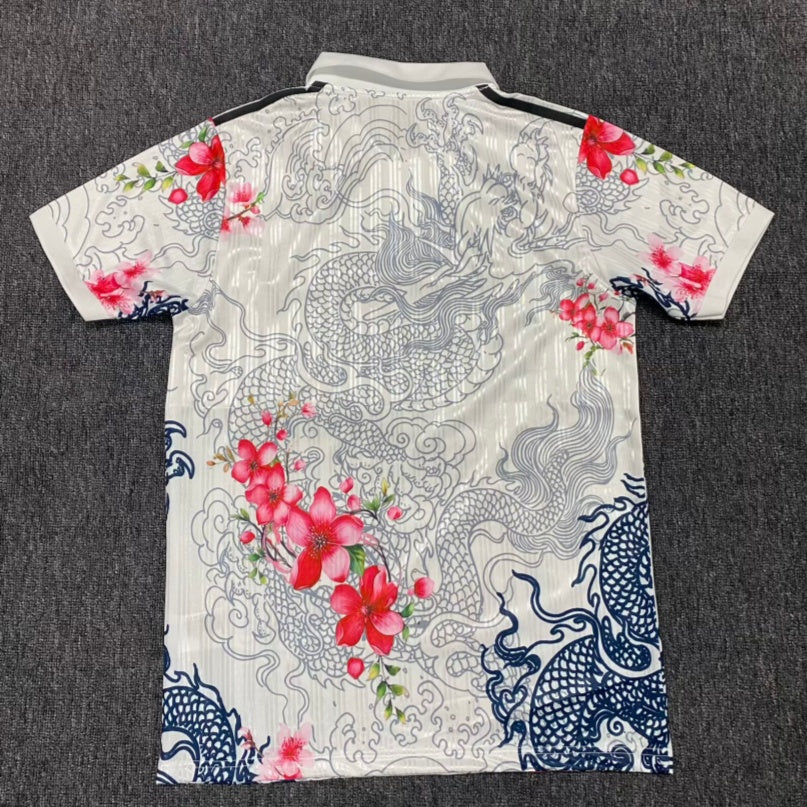 Maillot blanc de football Real Madrid 25/26, modèle Polo spécial, par la marque Le 12 -ème Maillot, vue de face.