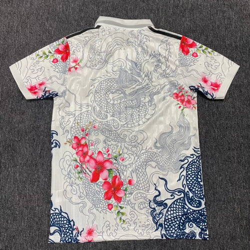Maillot blanc de football Real Madrid 25/26, modèle Polo spécial, par la marque Le 12 -ème Maillot, vue de face.