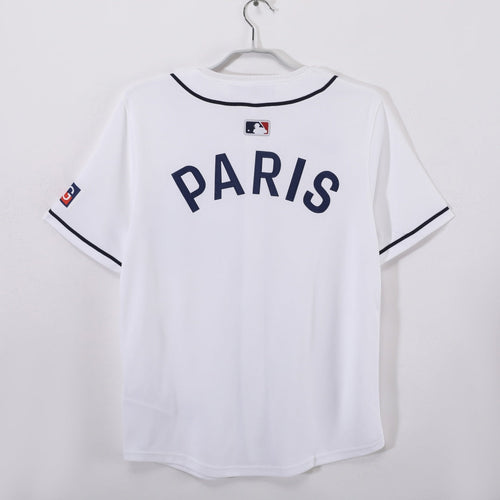 Maillot de baseball PSG 25/26, marque Le 12 -ème Maillot, en tissu blanc avec logos et numéros bleus et rouges.