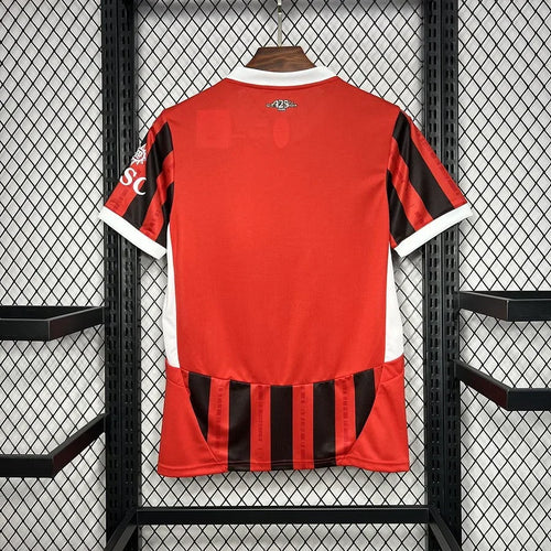 Maillot de football AC Milan 2024/25 Le 12ème Maillot, maillot officiel avec logo et détails du club.