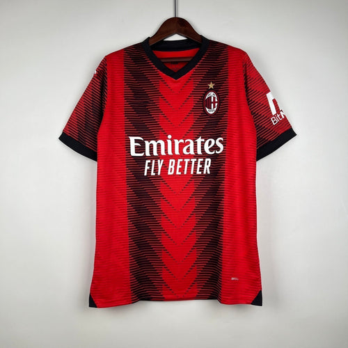 Maillot domicile AC Milan 2023-2024 Le 12 -ème Maillot, maillot rouge et noir avec logo du club, vue de face.
