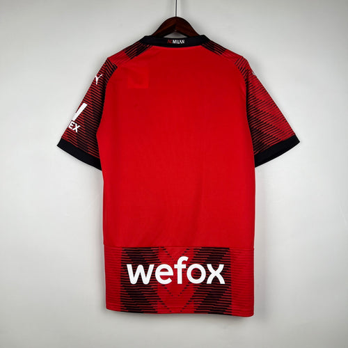 Maillot domicile AC Milan 2023-2024 Le 12-ème Maillot, design officiel avec couleurs rouges et noires, vue front de l'équipe.