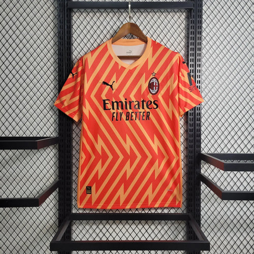 Maillot de gardien AC Milan 2023-2024 Le 12-ème Maillot, maillot de sport avec détails en bleu et noir.