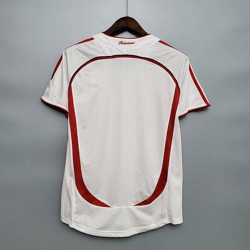 Maillot rétro AC Milan 2006-2007, Le 12-ème Maillot, maillot de football avec logo et design vintage visible.