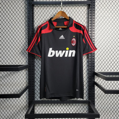 Maillot rétro AC Milan 2007-2008 Le 12-ème Maillot, maillot de football rouge et noir avec logo du club visible.